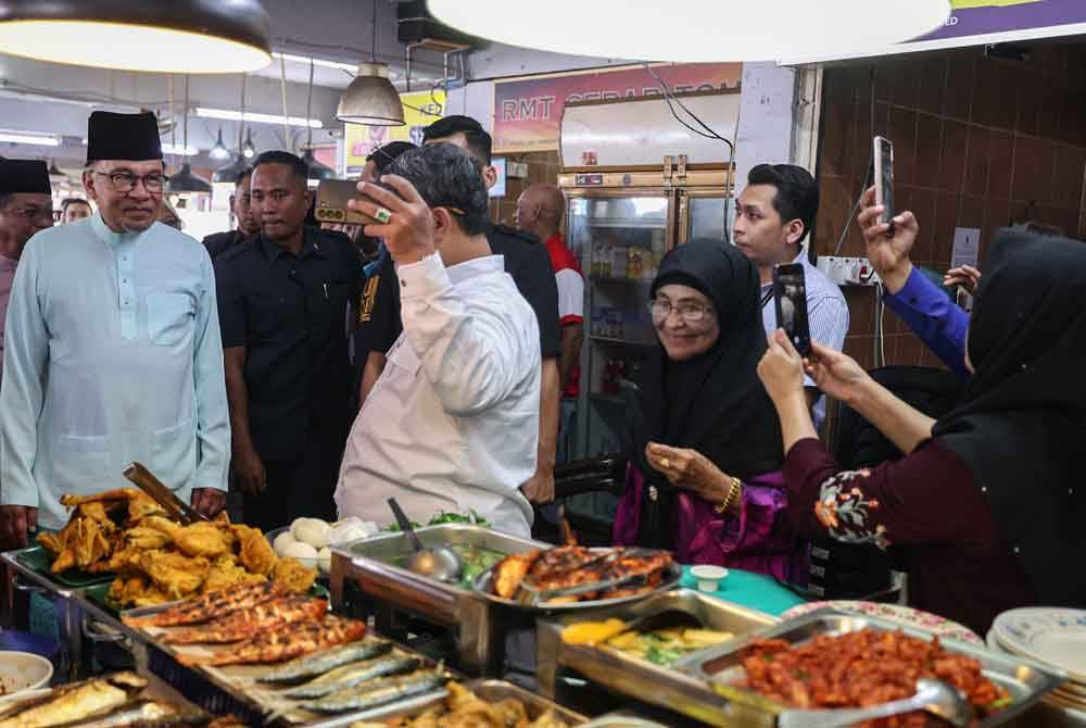 Anwa membuat lawatan ke gerai Dewan DBKL di Medan Selera Jalan Raja Muda Abdul Aziz pada Jumaat.