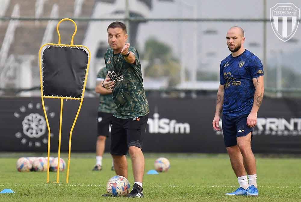 Steinbruckner (kiri) mahu para pemainnya beraksi dengan semangat luar biasa ketika menentang JDT.