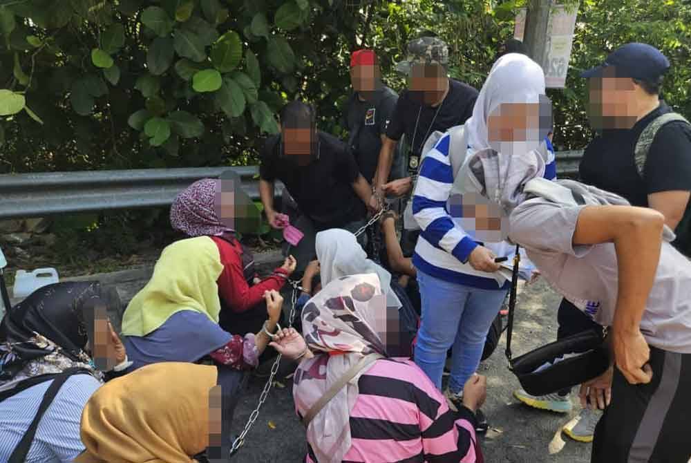 Antara warga asing yang ditahan JIM Selangor menerusi pelbagai siri operasi di sekitar Lembah Klang, pada Khamis.