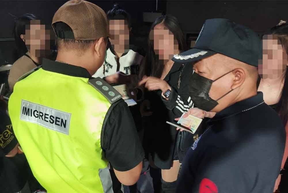 Antara warga asing yang diperiksa JIM Selangor menerusi pelbagai siri operasi di sekitar Lembah Klang, pada Khamis.