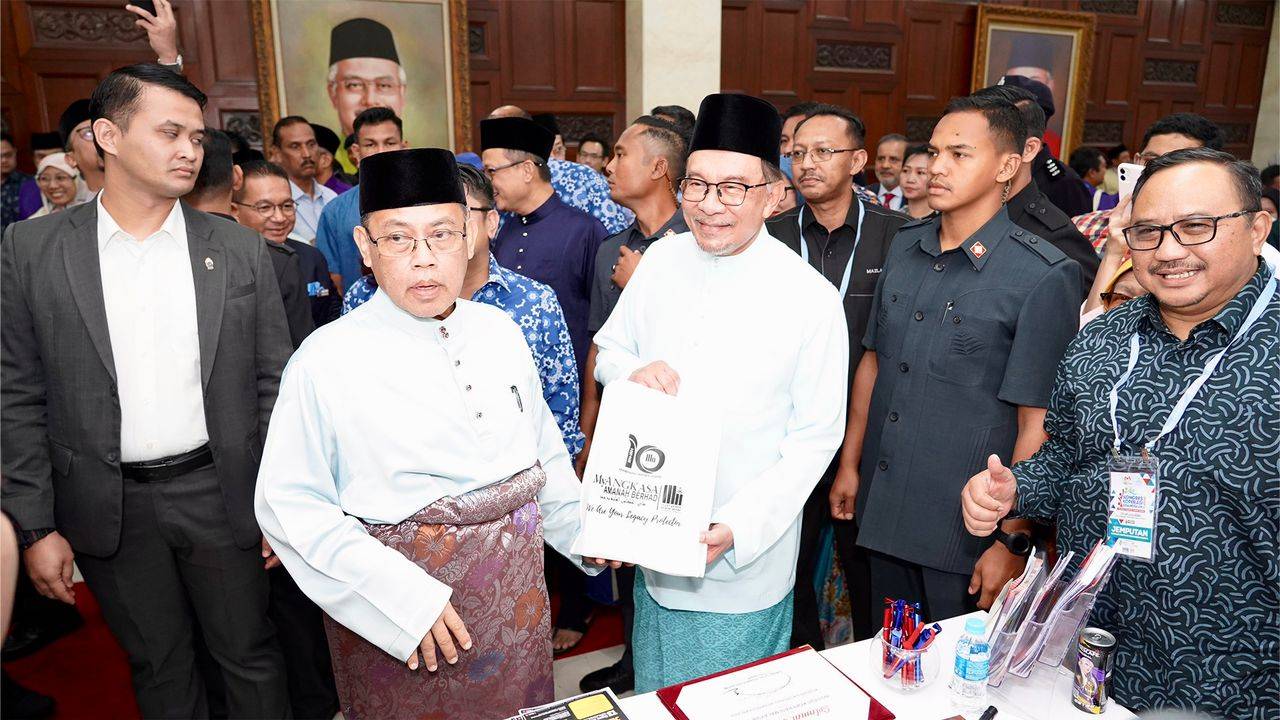 Anwar (tiga dari kanan) bersama Abdul Fattah (dua dari kiri) melihat reruai yang ada di sekitar Dewan Merdeka sempena Majlis Penutupan Kongres Koperasi Kebangsaan 2024 di Pusat Dagangan Dunia Kuala Lumpur (WTCKL), di sini pada Jumaat.
