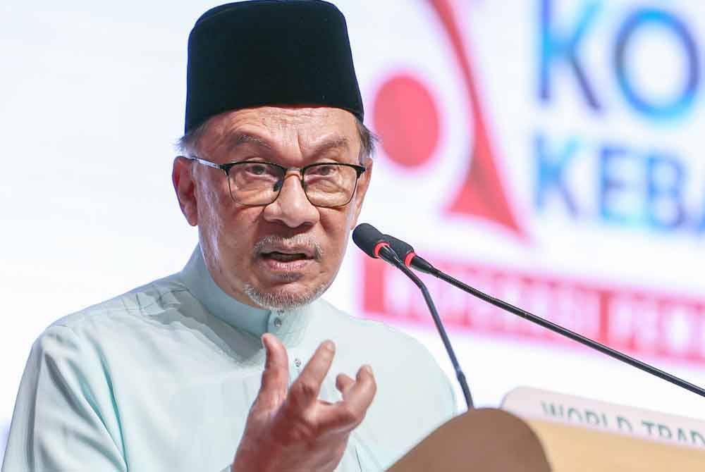 Anwar berucap pada Majlis Penutup Kongres Koperasi Kebangsaan 2024 di Pusat Dagangan Dunia Kuala Lumpur pada Jumaat. Foto Bernama