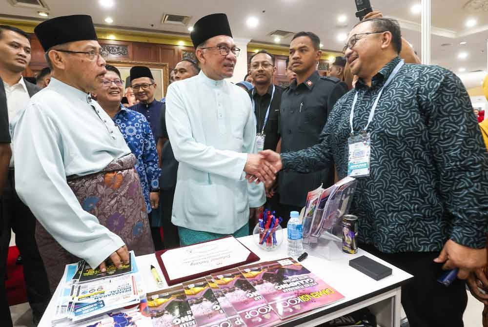 Anwar ketika membuat lawatan ke reruai selepas Majlis Penutup Kongres Koperasi Kebangsaan 2024 di Pusat Dagangan Dunia Kuala Lumpur pada Jumaat. Foto Bernama