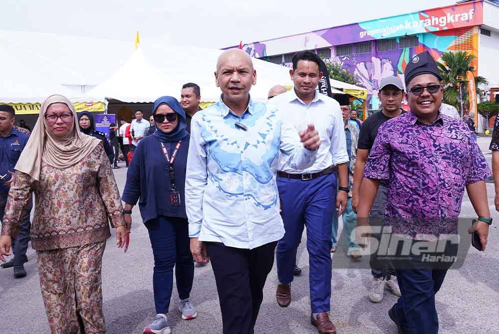 Armizan tiba di Kompleks Karangkraf disambut oleh Firdaus (kiri), Farah (dua dari kiri) dan Zamri (kanan).