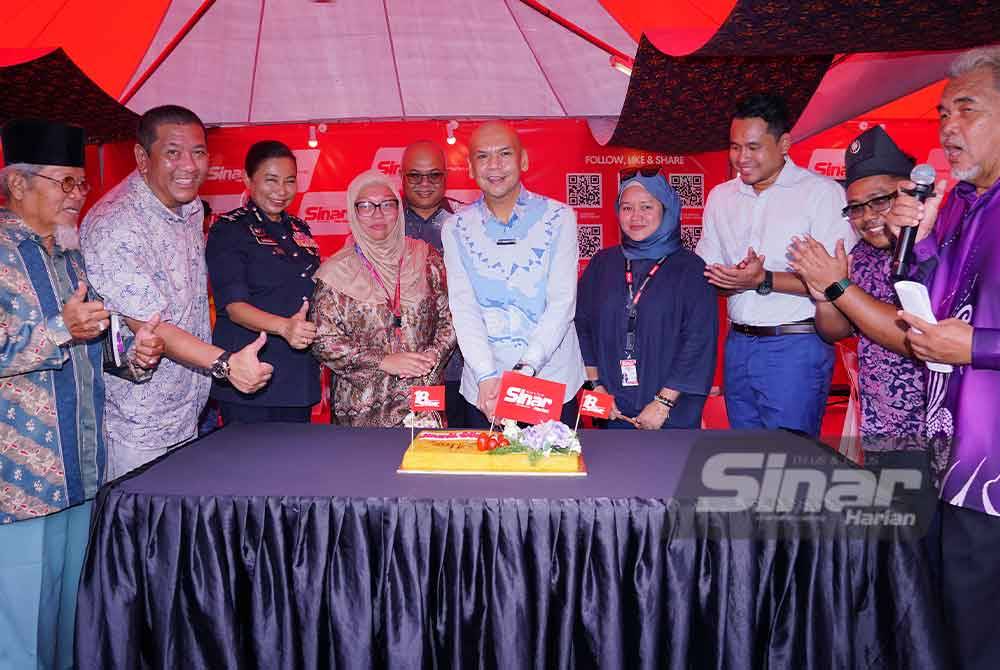 Armizan memotong pulut kuning sempena sambutan Sinar Harian ke-18 yang akan disambut pada 31 Julai.