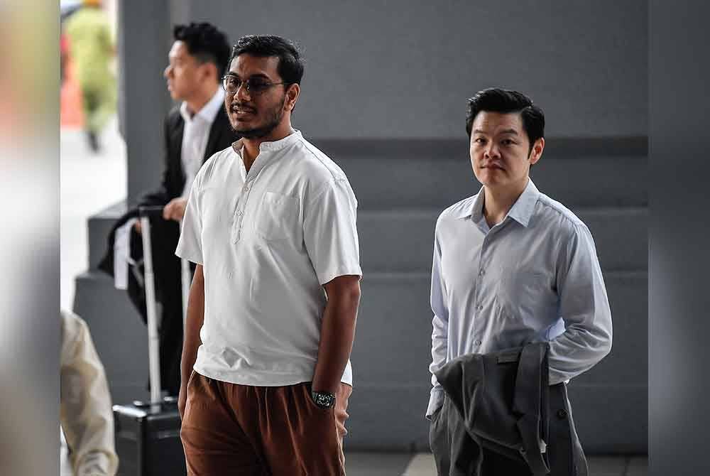 Mohd Khairianwar (kiri) dan Meng Kheng ketika hadir pada sebutan kes hari ini. Foto Bernama