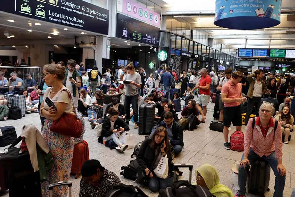 Penumpang menunggu di stesen kereta api Gare Montparnasse di Paris selepas operasi rangkaian kereta api berkelajuan tinggi Perancis tergendala akibat perbuatan khianat yang mengganggu sistem pengangkutan beberapa jam sebelum upacara pembukaan Sukan Olimpik Paris 2024. Foto AFP