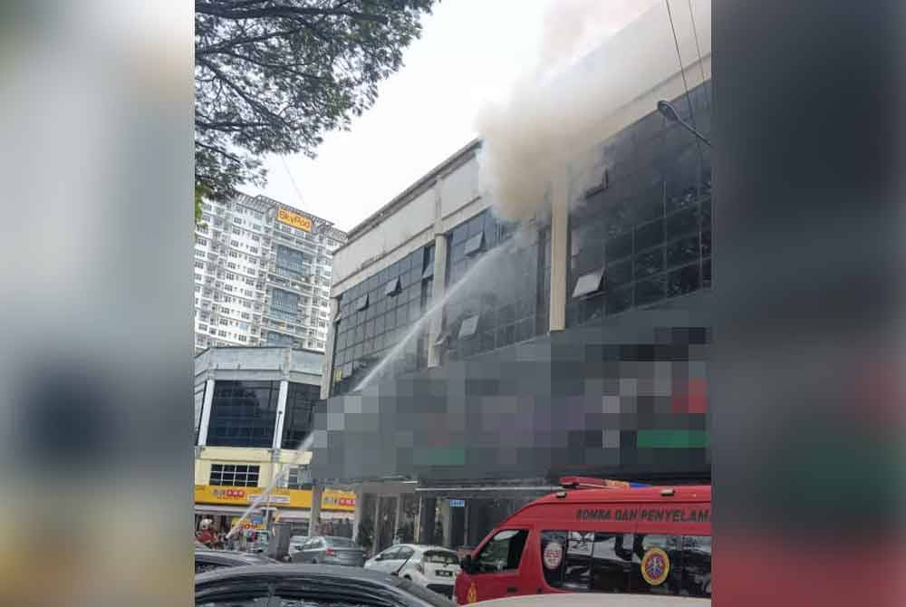 Kebakaran sebuah hostel di di Bandar Puchong Jaya, pada Jumaat.