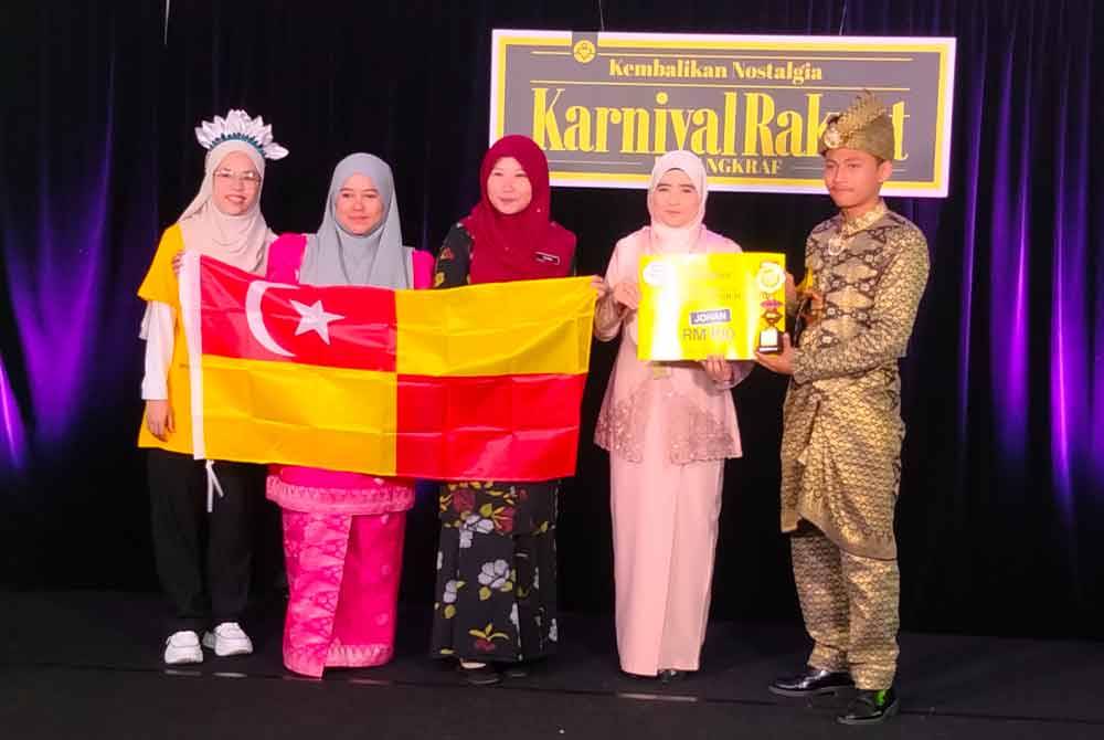 Muhammad Hafiz (kanan) mewakili SMK Telok Gadong menjuarai Sayembara Dendangan Syair Kembalikan Nostalgia sempena Karnival Rakyat Karangkraf di sini