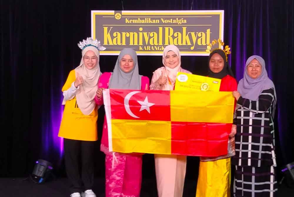 Nur Ain (dua kanan) dinobatkan sebagai juara peringkat SK selepas melagukan syair yang bertajuk kelebihan ilmu irama perindu.