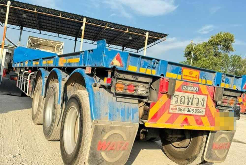 Treler dengan nombor pendaftaran Thailand disita ketika cuba mengisi 1,663 liter minyak diesel.