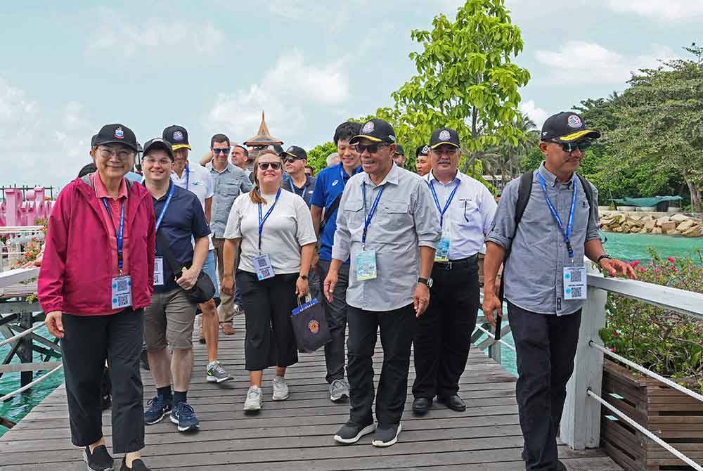 Saifuddin Nasution (dua, kanan) bermesra dengan delegasi asing ketika melawat Pulau Mabul. Foto Bernama