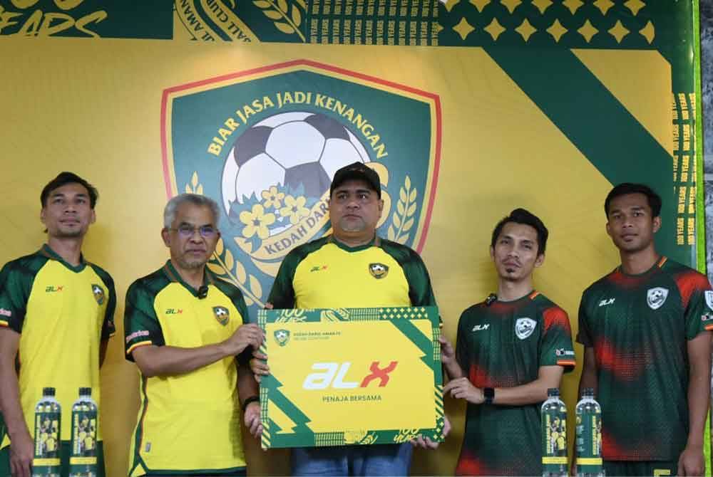 Mohd Daud (dua dari kiri) mengumumkan ALX pula sebagai pengeluar jersi Kedah bagi musim 2024/2025.