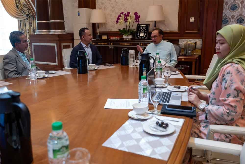 Perjumpaan membincangkan hala tuju dan pelan tindakan IAIS Malaysia untuk tempoh jangka panjang. Foto Facebook Anwar Ibrahim