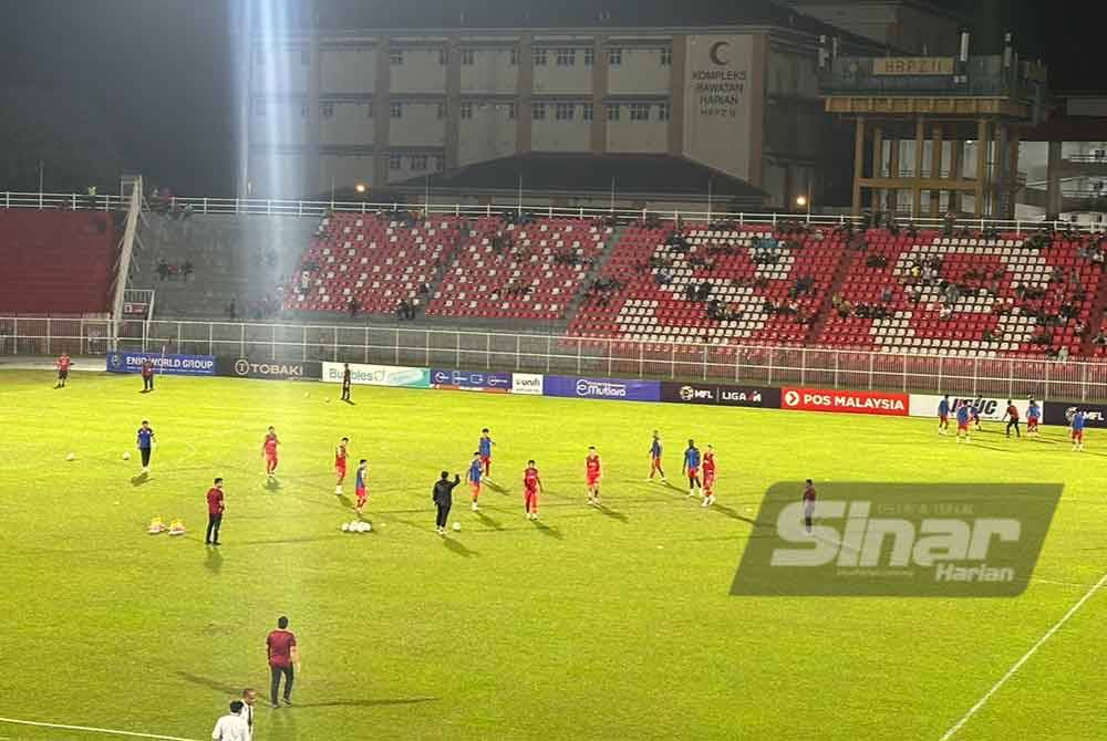 Perlawanan antara KDN FC dan Perak FC di Kota Bharu.