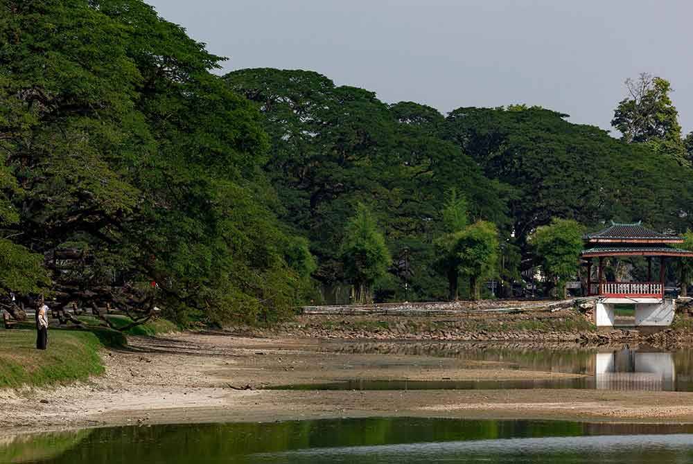 Keadaan Taman Tasik Taiping yang kering ketika tinjauan Bernama.