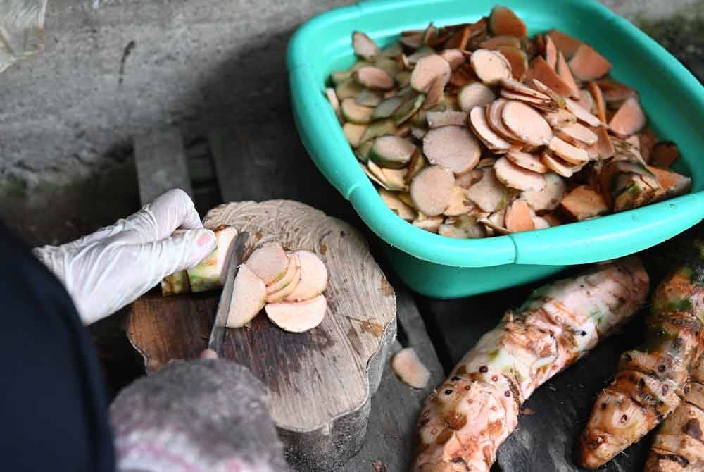 Proses penyediaan ubi gegeli dimulakan dengan membasuh dan memotong nipis sebelum dijemur dan disalai.