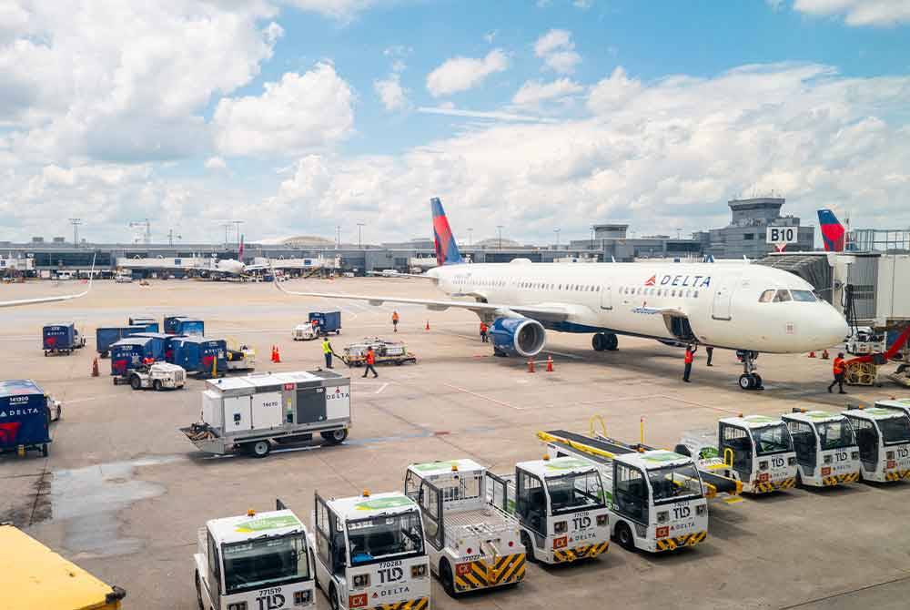 Sebuah pesawat dari syarikat penerbangan Delta Airlines terkandas di landasan sejurus gangguan IT melanda Lapangan Terbang Antarabangsa Hartsfield-Jackson Atlanta. - AFP