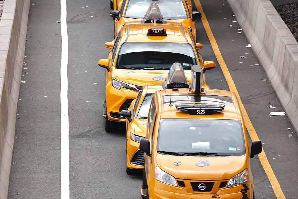 Pemandu teksi sedang menunggu penumpang yang terkandas di Lapangan Terbang La Guardia selepas gangguan IT melanda New York. - AFP
