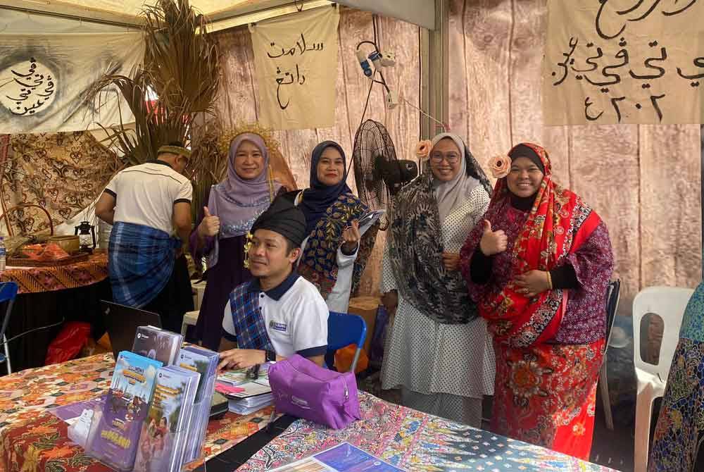 Suasana hari pertama Hari Kantin Karnival Rakyat Karangkraf pada Jumaat.