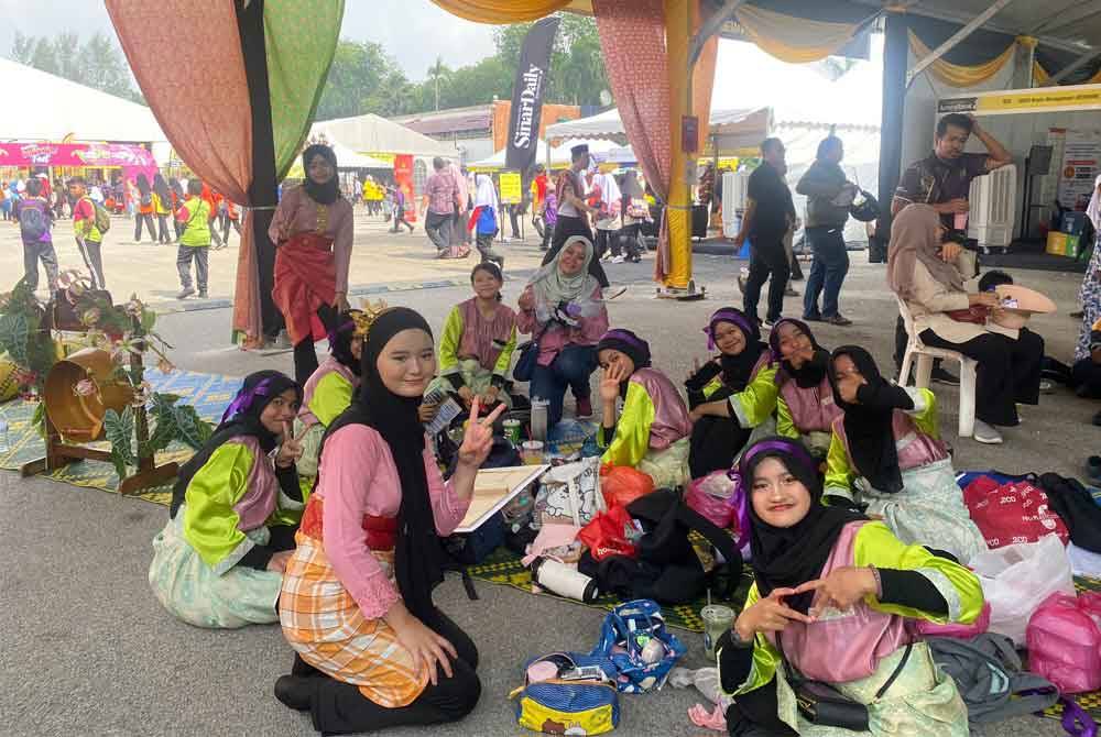 Pelbagai aktiviti menarik yang disediakan sepanjang tiga hari berlangsungnya Karnival Rakyat Karangkraf antaranya dikir barat, puisi lagu, sukan rakyat dan sebagainya.