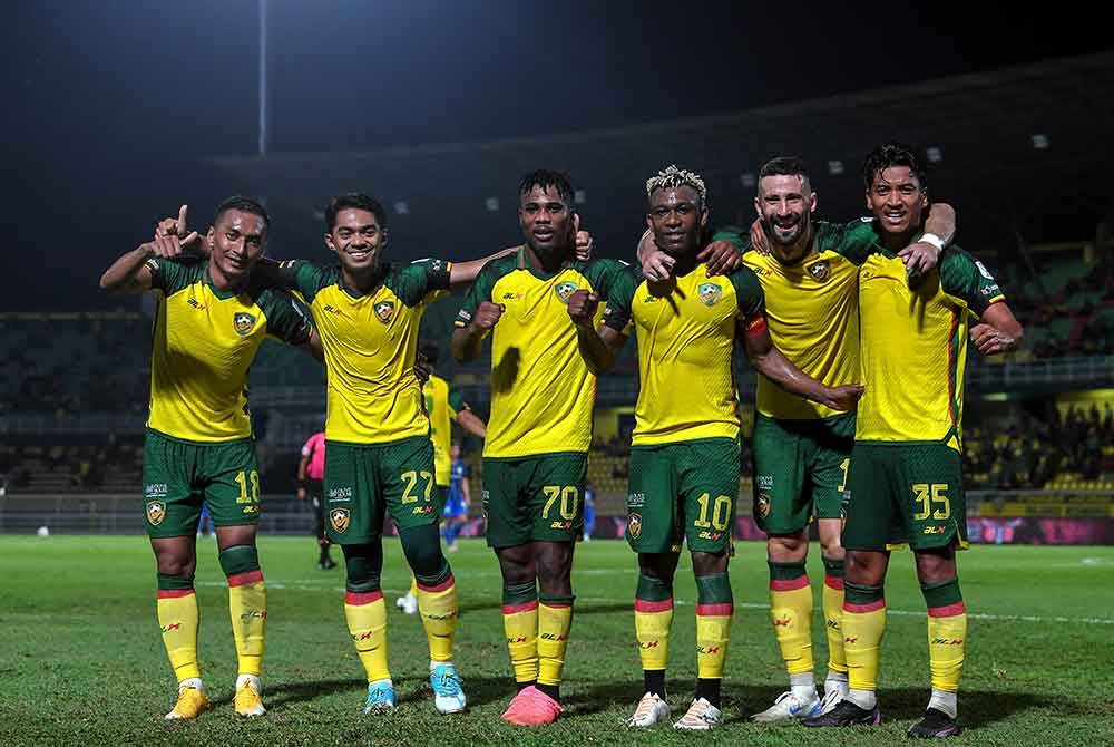 Pemain KDA FC,Mohamad Hasbullah (kanan) meraikan jaringan bersama rakan sepasukannya ketika menentang pasukan Kuching City FC pada perlawanan Liga Super di Stadium Darul Aman pada Jumaat. Foto Bernama