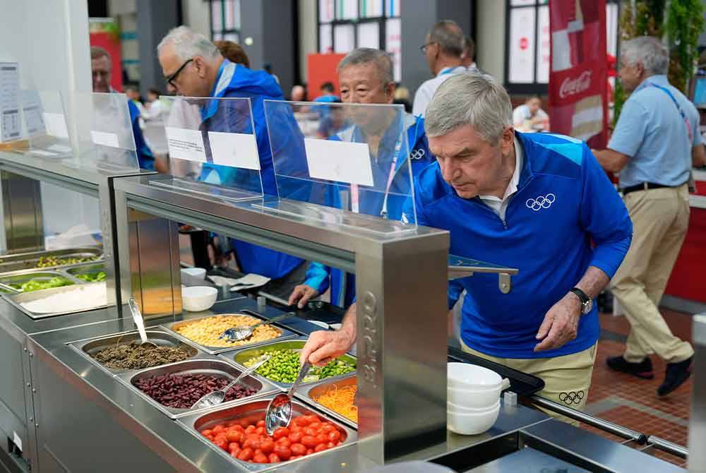 Sekitar 40,000 hidangan disediakan di Perkampungan Atlet setiap hari untuk sebuah restoran yang boleh menampung 3,300 orang. Foto AFP