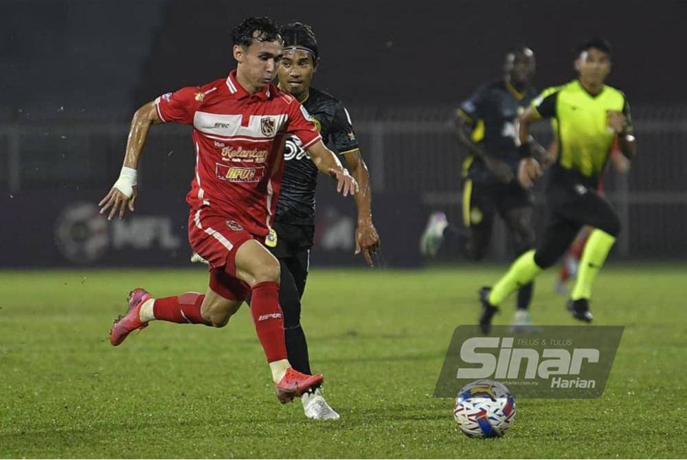 Tonggak KDN FC, Mohamad Fazrul Amir (kiri) dikawal ketat pemain Perak, Mohd Afif Asyraf pada perlawanan Liga Super di Stadium Sultan Muhammad IV, Kota Bharu.