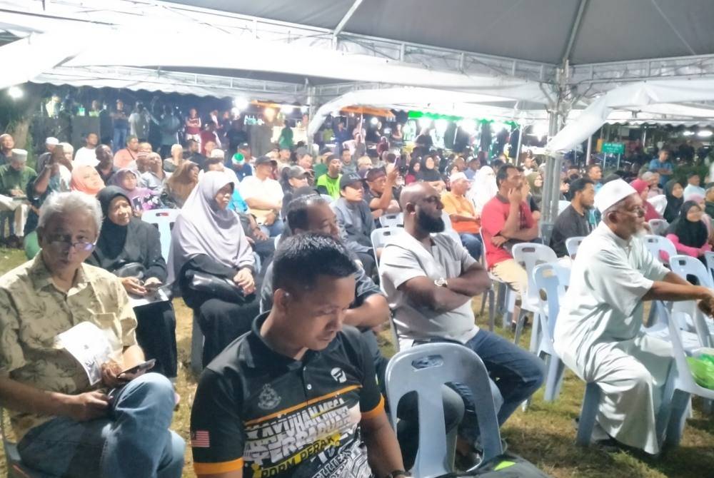 Sebahagian orang ramai yang hadir pada Ceramah Umum Mahkamah Rakyat Hukum Anwar di Gugusan Manjoi, malam Jumaat.