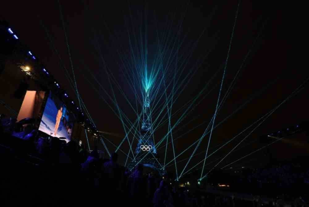 
Gimik pada upacara pembukaan Sukan Olimpik Paris 2024 di Trocadero hari ini. Foto Bernama
