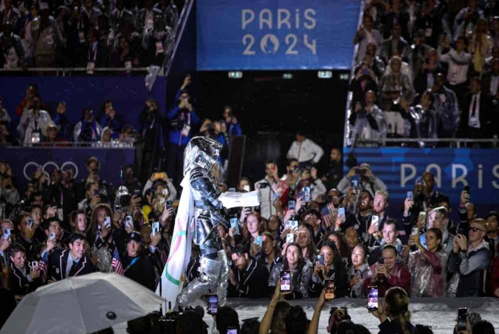
Gimik membawa masuk bendera Olimpik pada upacara pembukaan Sukan Olimpik Paris 2024 di Trocadero hari ini. Foto Bernama