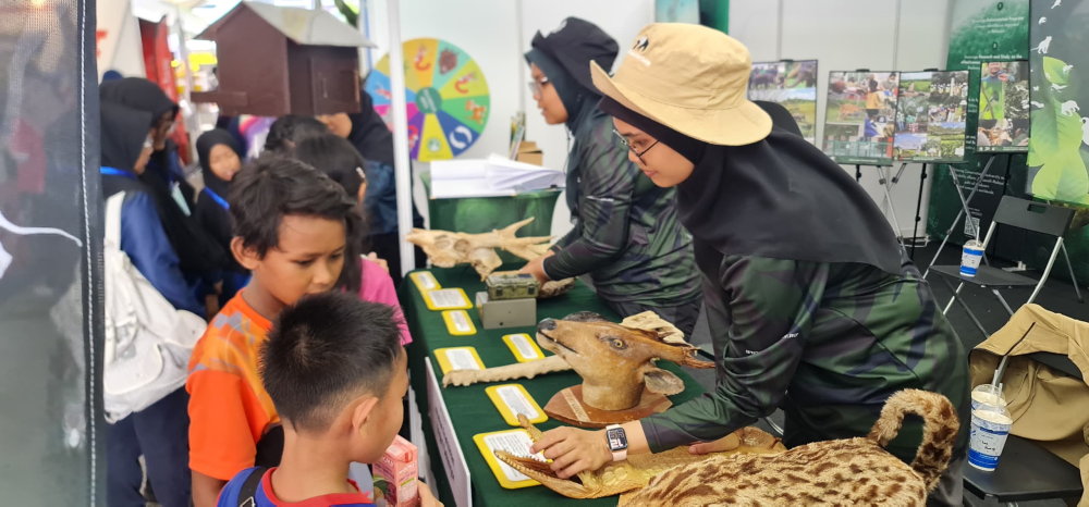 Salah seorang petugas memberikan penerangan kepada pelajar.