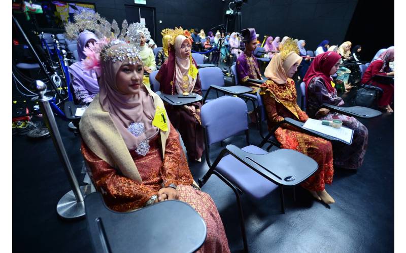 Sebahagian peserta deklamasi sajak berdebar menanti giliran untuk membuat penampilan mereka.