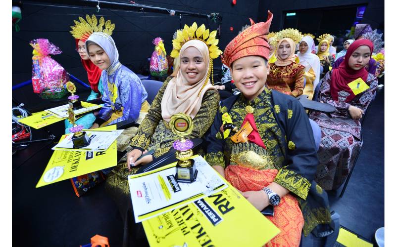 Para pemenang ceria dengan hadiah dimenangi masing-masing. 