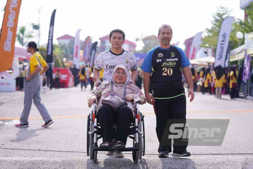 Roshayati Roslan bersama keluarga tidak melepaskan peluang untuk berkunjung ke Karnival Rakyat Karangkraf. Foto Mohd Halim Abdul Wahid