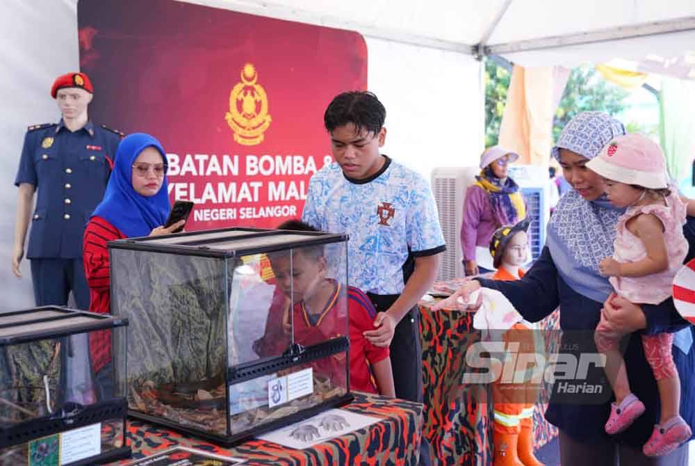 Orang ramai tidak melepaskan peluang melihat ular senduk dengan lebih dekat. Foto Sinar Harian-Mohd Halim Abdul Wahid