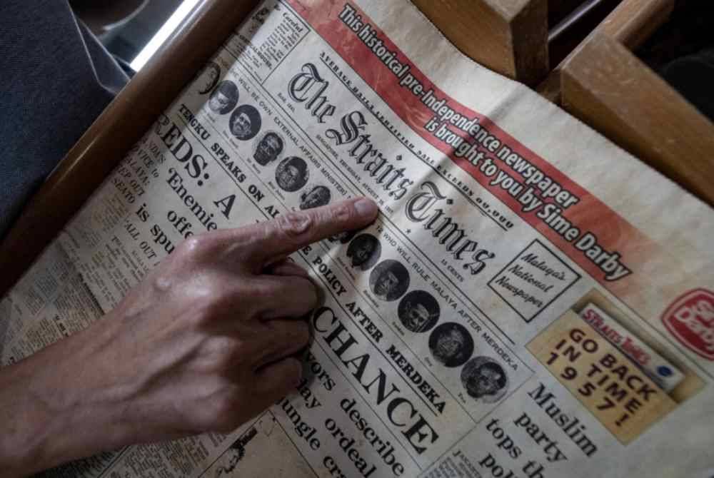 Meng Fai menunjukan koleksi surat khabar lama yang disimpan rapi di Galeri Ipoh World baru-baru ini. Foto Bernama