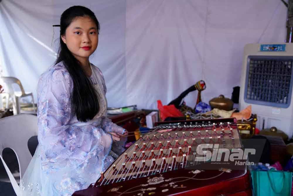 Tse Yee bersama guzheng untuk dipersembahkan pada pertandingan Simfoni SMK di Karnival Rakyat Karangkraf, di sini pada Sabtu. Foto SINAR HARIAN-Mohd Halim Abdul Wahid