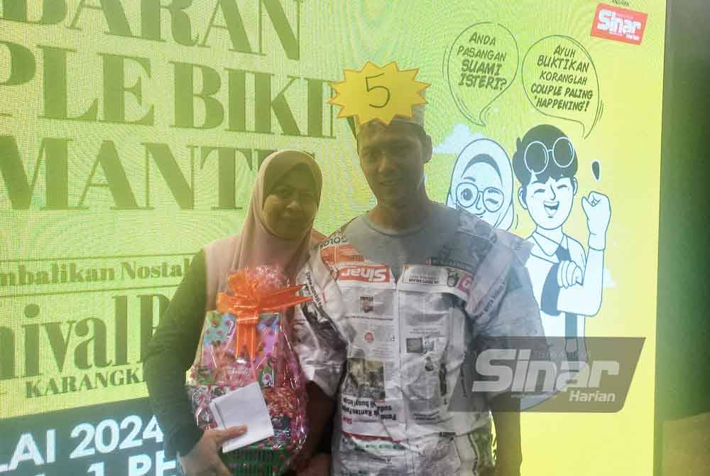 Mohd Azman dan Wan Noimah memenangi tempat kedua dalam pertandingan Couple 'Bikin Romantis' sempena Karnival Rakyat di Kompleks Karangkraf, pada Sabtu.