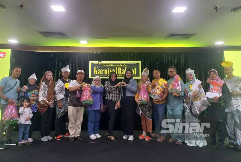 Para peserta yang menyertai pertandingan Couple 'Bikin Romantis' sempena Karnival Rakyat di Kompleks Karangkraf di sini hari ini.