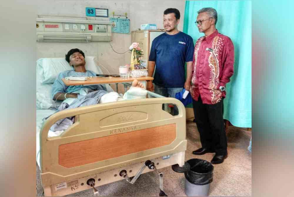 Suris (kanan) ketika mengunjungi dan menyerahkan sumbangan kepada Ammar.