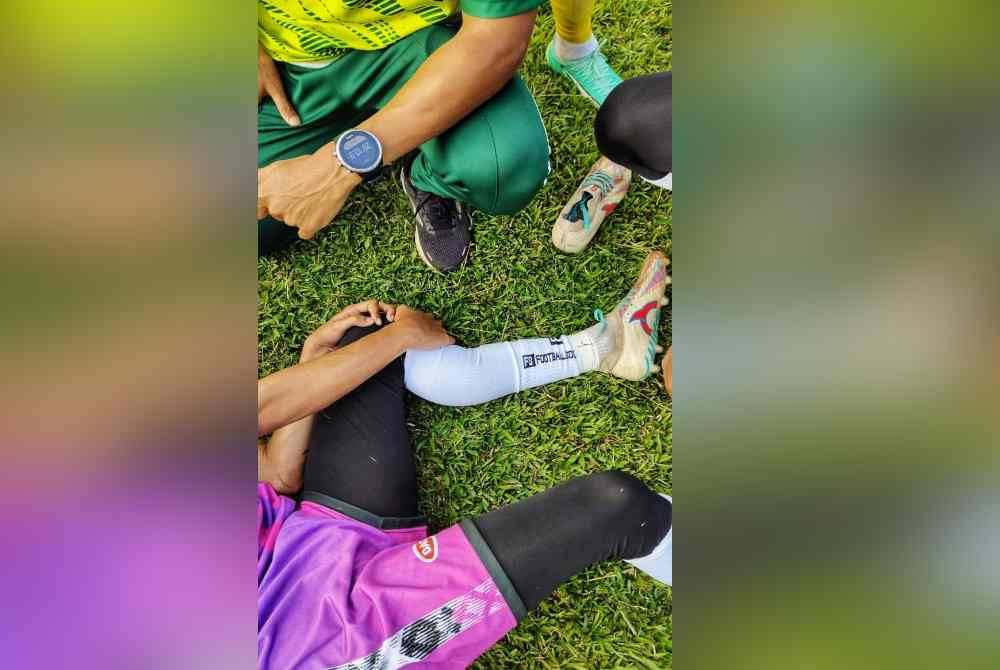 Keadaan kaki pemain sayap, Ammar yang patah kaki kiri dalam perlawanan pada 24 Julai lalu. Foto FB DACS Temerloh FC