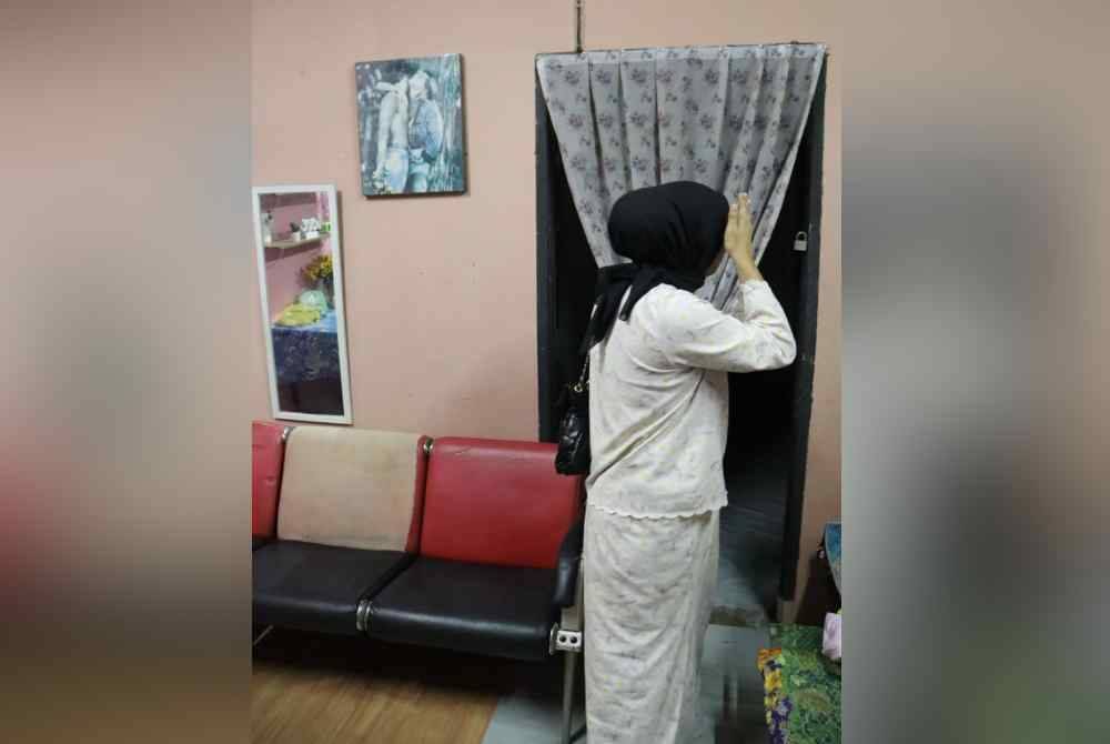 Mak nyah berpakaian baju kurung ditahan.