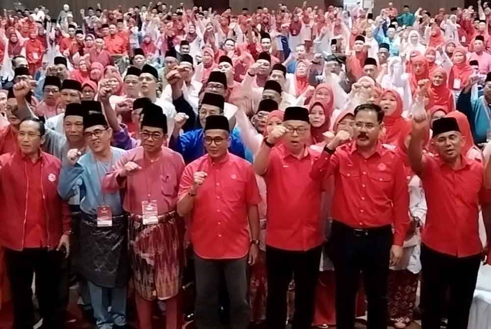 Mohamed Khaled (hadapan, tiga kiri), bersama sebahagian ahli UMNO Pasir Gudang pada Mesyuarat berkenaan.
