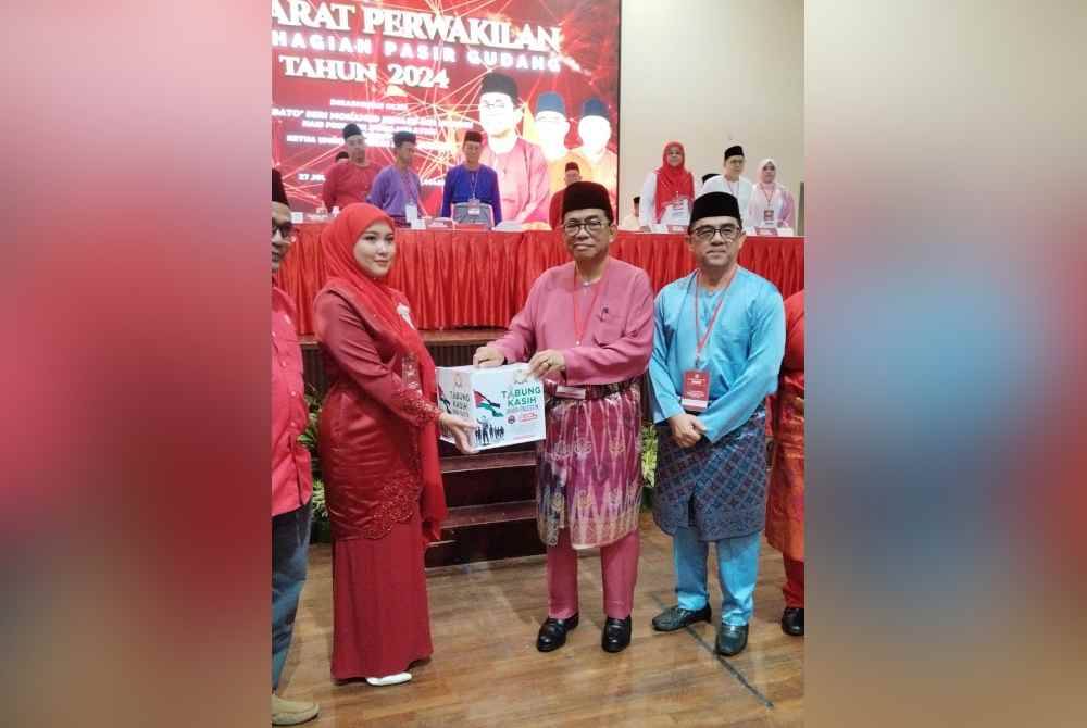 Mohamed Khaled (dua dari kanan) ketika hadir merasmikan Mesyuarat Perwakilan UMNO Bahagian Pasir Gudang, pada Sabtu.