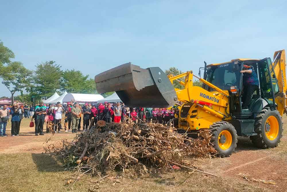 Muhammad Sanusi melakukan gimik perasmian sempena Program Gotong Royong Perdana dan Mega Perangi Aedes di Padang Awam Taman Ria Sungai Petani pada Sabtu.