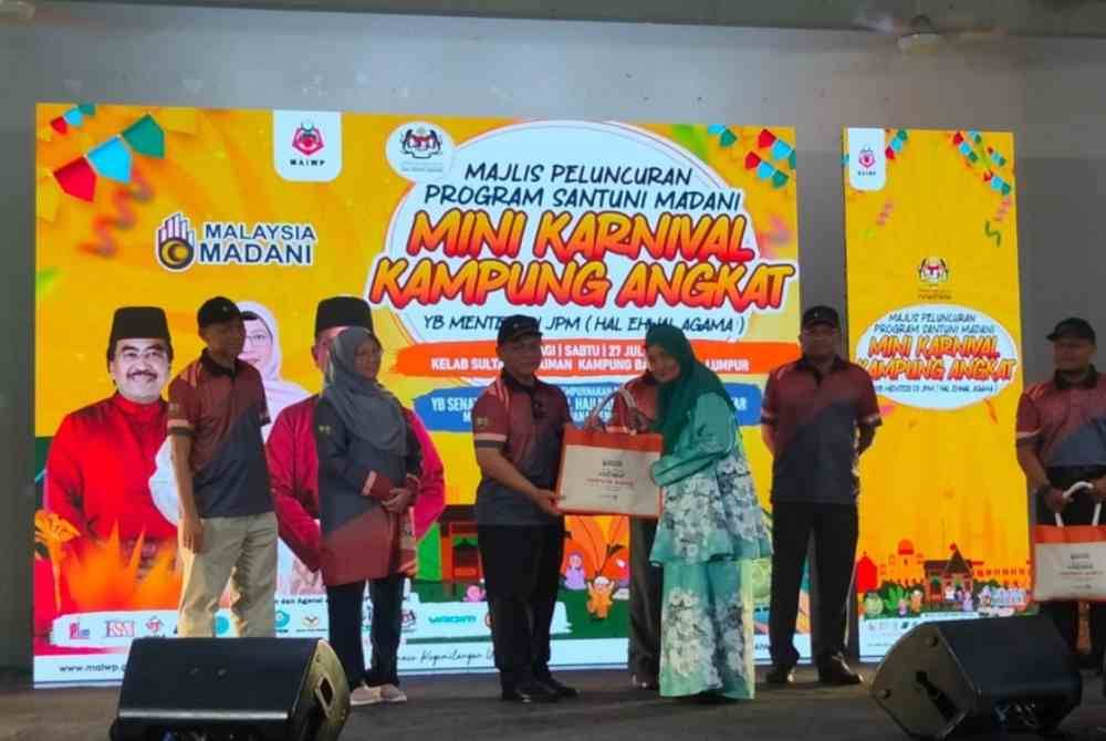 Pelbagai aktiviti dianjurkan bersama Mohd Na'im (tengah) sepanjang Program Santuni Madani: Mini Karnival Kampung Angkat Madani di Kampung Baru.