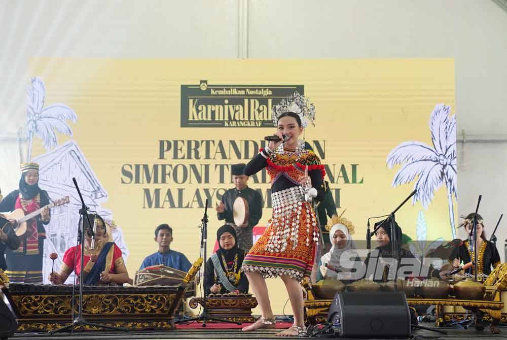 Venecy Melok dinobatkan sebagai vokal terbaik pada Pertandingan Simfoni Tradisional Malaysia Madani sempena Karnival Rakyat Karangkraf.
