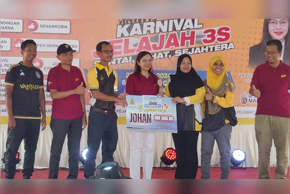 Jamaliah (empat dari kanan) menyampaikan hadiah kepada pemenang pada Majlis Perasmian Karnival Santai, Sihat dan Sejahtera (3S) di Pengkalan Sabak di sini pada Sabtu.