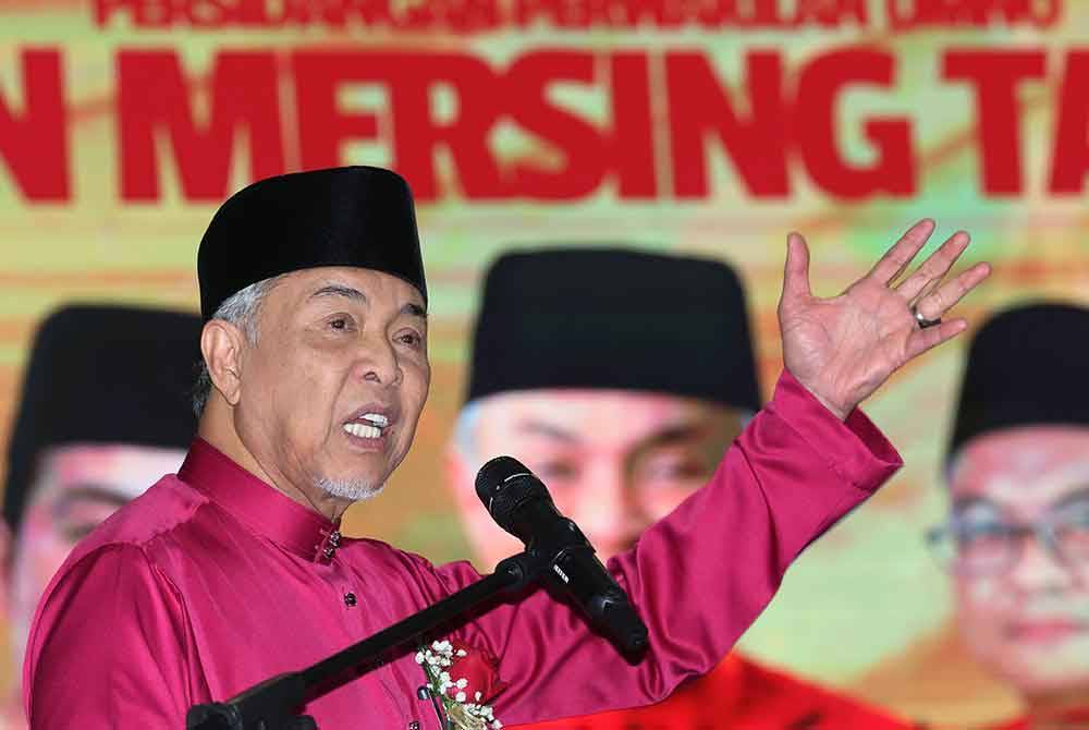 Timbalan Perdana Menteri yang juga Presiden UMNO Datuk Seri Dr Ahmad Zahid Hamidi berucap merasmikan Mesyuarat Perwakilan UMNO Bahagian Mersing di Dewan Jubli Intan Sultan Ibrahim pada Sabtu. Foto Bernama